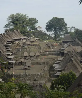 Die traditionelle Lebensweise des Bajawa Stammes entdecken